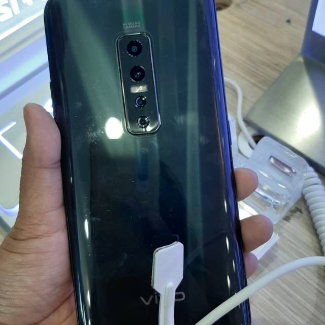 VIVO V17 PRO RAM 6 ROM 8 32MP KAMERA DEPAN DAN 48MP KAMERA BELAKANG PROSESOR SNAPDRAGON 675.........
