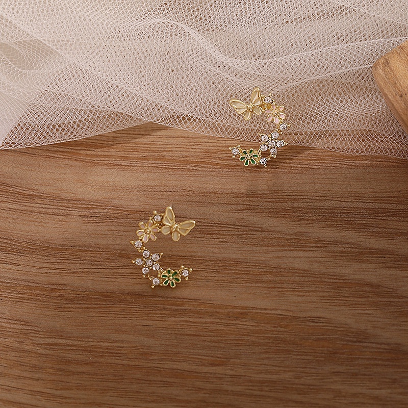 Anting Stud Bentuk Sayap Kupu-Kupu Aksen Berlian Imitasi Gaya Vintage Korea Untuk Wanita