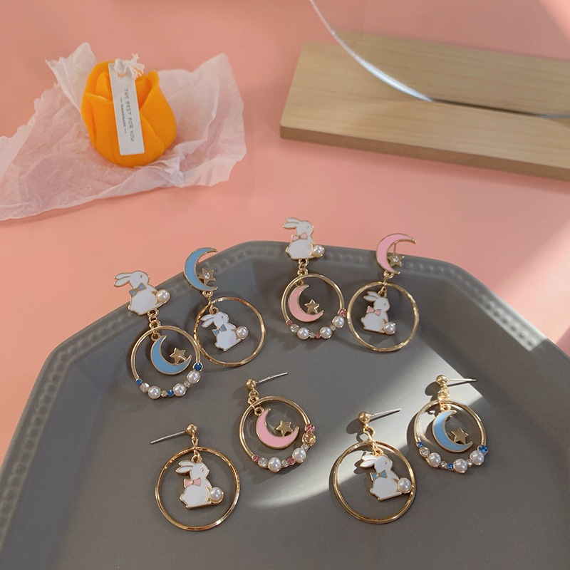 Anting Tusuk Asimetris Desain Bulan / Kelinci / Bunga / Kucing / Bintang Hias Berlian Untuk Wanita