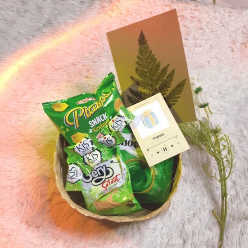 

Kado Gift Wisuda Box Besek Hampers Cewek Makanan Snack Premium