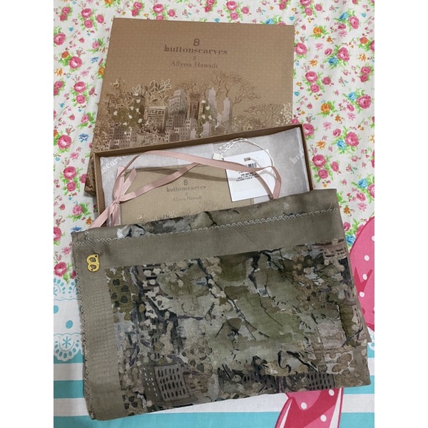 Buttonscarves New York Soho