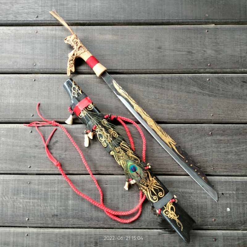 mandau dayak. mandau khas dayak. mandau dayak ukir naga timbul mandau souvenir. mandau khas suku day