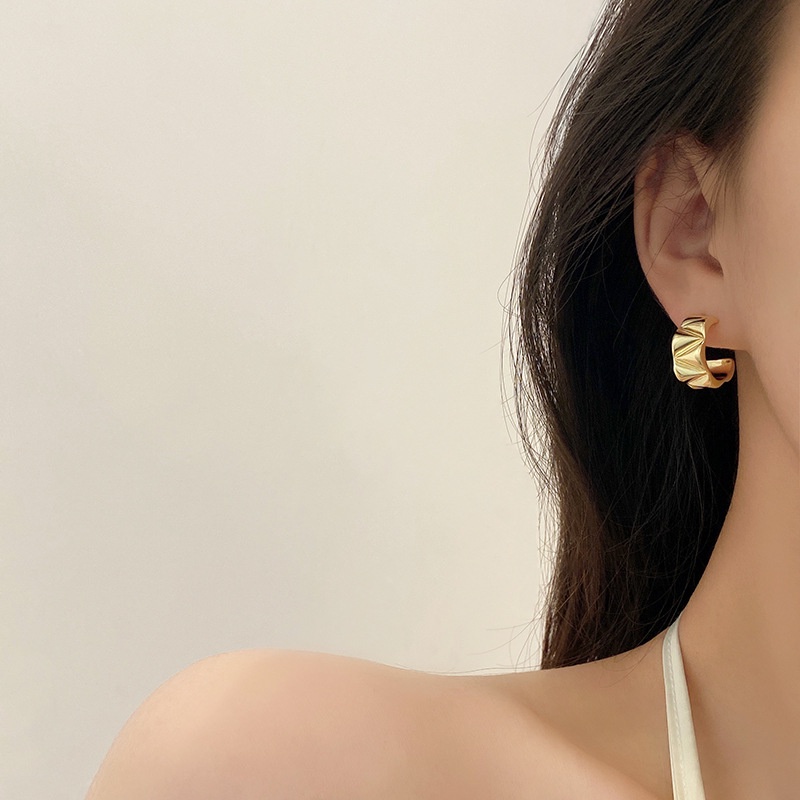 Anting Bentuk C Bahan Metal Gaya Retro Eropa Amerika Untuk Wanita