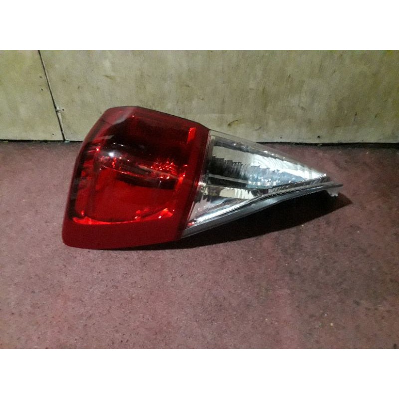 lampu belakang innova reborn original.