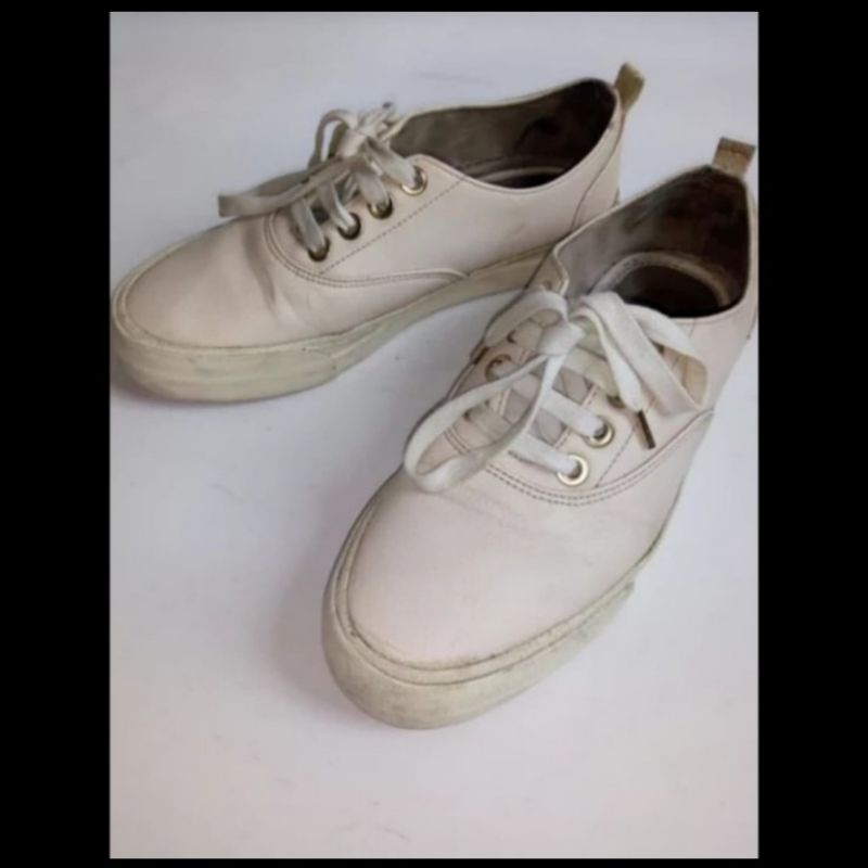 sepatu sneakers wanita bahan kulit sintetis all white merk bershka original