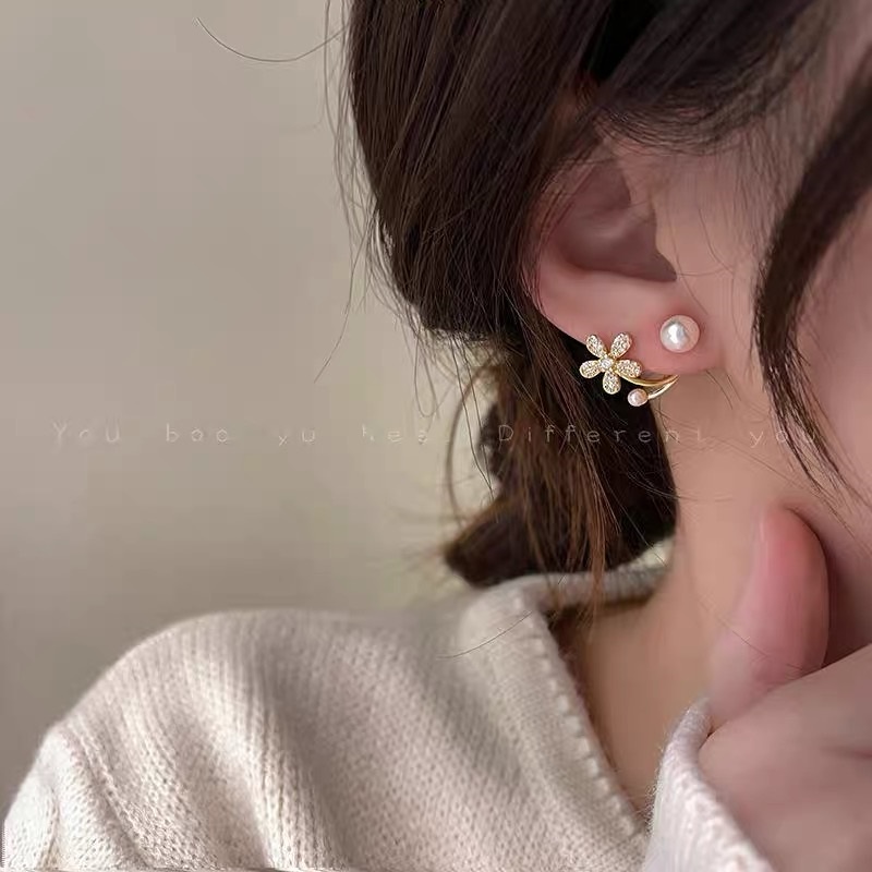 YEEZII Anting Stud Liontin Kupu-Kupu Hati Kristal Mutiara Warna Emas Gaya Elegan Untuk Wanita