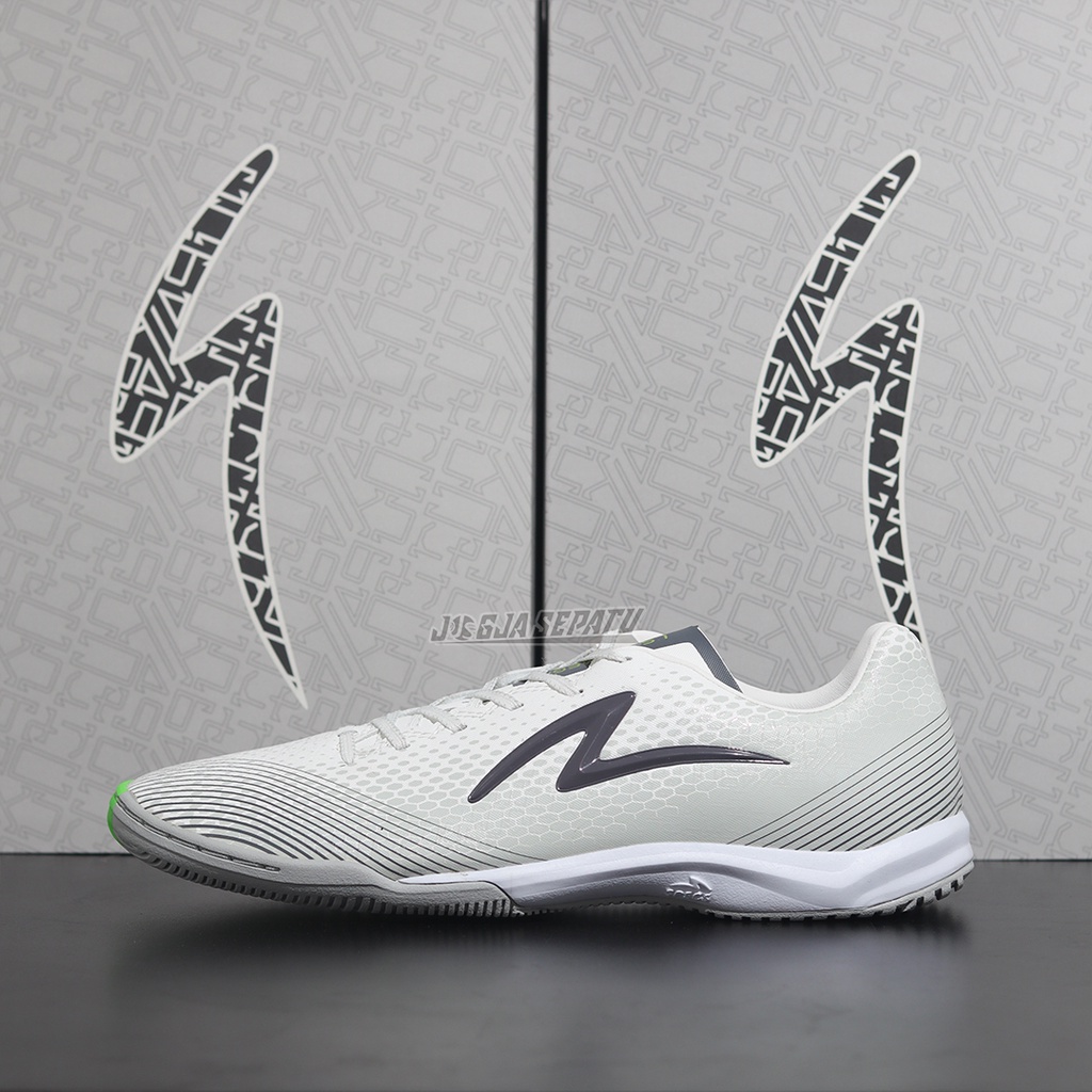 Specs Sepatu Futsal LS Omega Runtuboy IN – Mineral Grey/Cloud Dancer/Lava Smoke