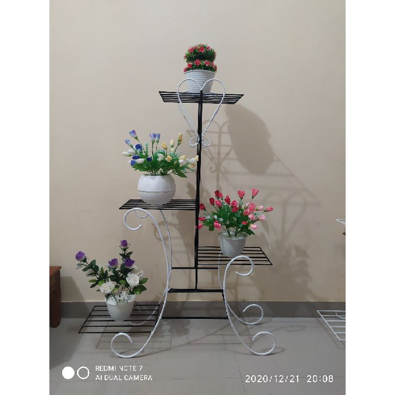 Rak bunga minimalis dari besi muat 4pot.