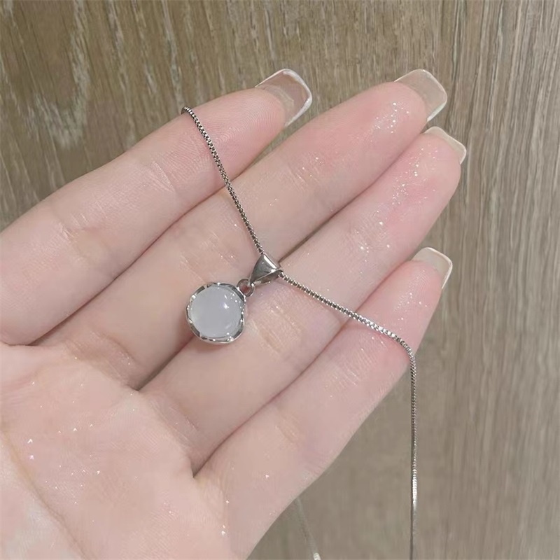 Kalung Liontin Giok Imitasi Bentuk Bulat Bahan s925 Silver