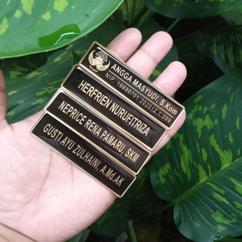 

Nametag Kuningan Magnet | Satuan | 2 Hari Jadi