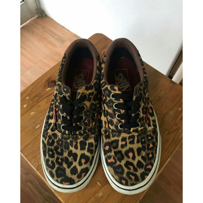 sneakers with leopard accent