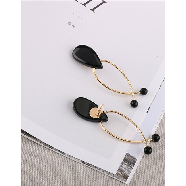 LRC Anting Jepit Fashion Black Acrylic Geometric Earrings D55161