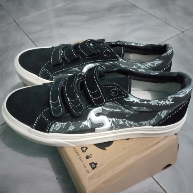 Sepatu shining bright camo size 42