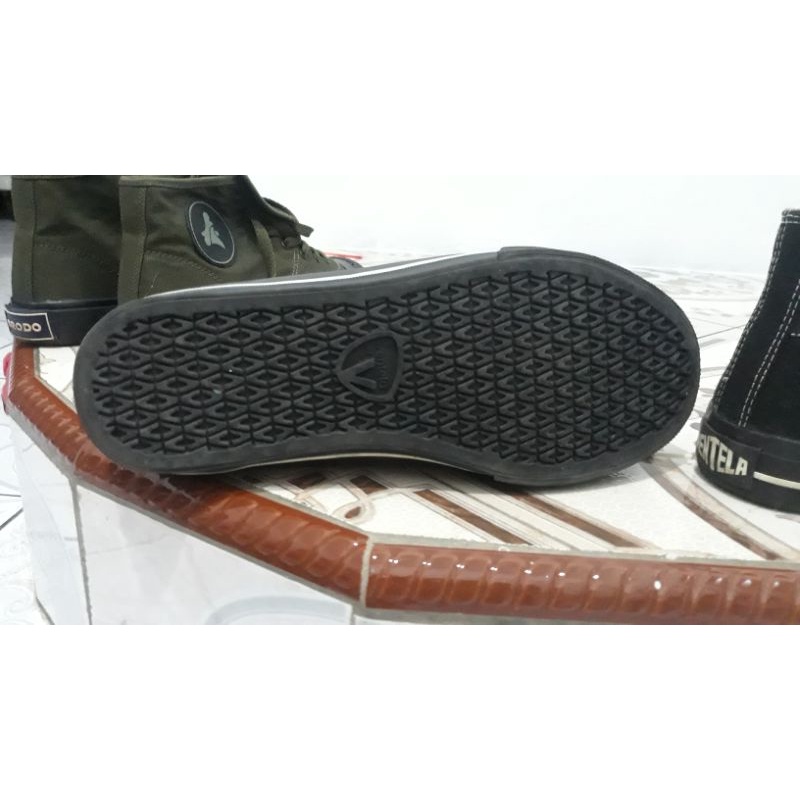 Sepaket sepatu Brodo High Vulcan dan Ventella Oreo.Size All 41