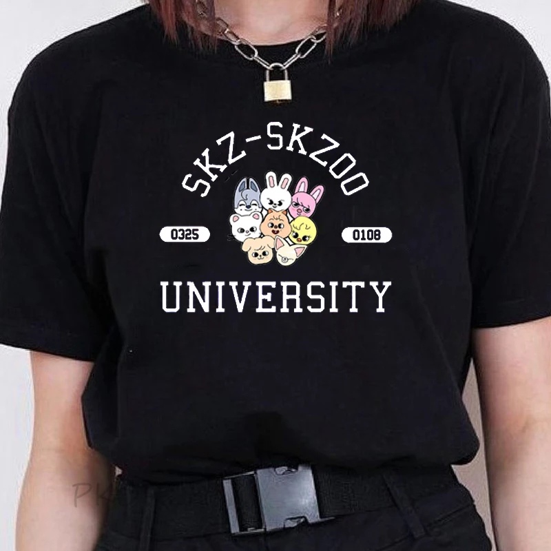 Kaos Stray Kids Straykids Kpop Skzoo Skz University Oversize Baju Stray Kids Lengan Panjang Oversize Murah T shirt Stray Kids Pria Ori Kaos Stray Kids Lengan Pendek Distric Logo Unlock Lee Know Bang Chan T-shirt All Member Stray Kids Kpop Murah Wego Jumbo