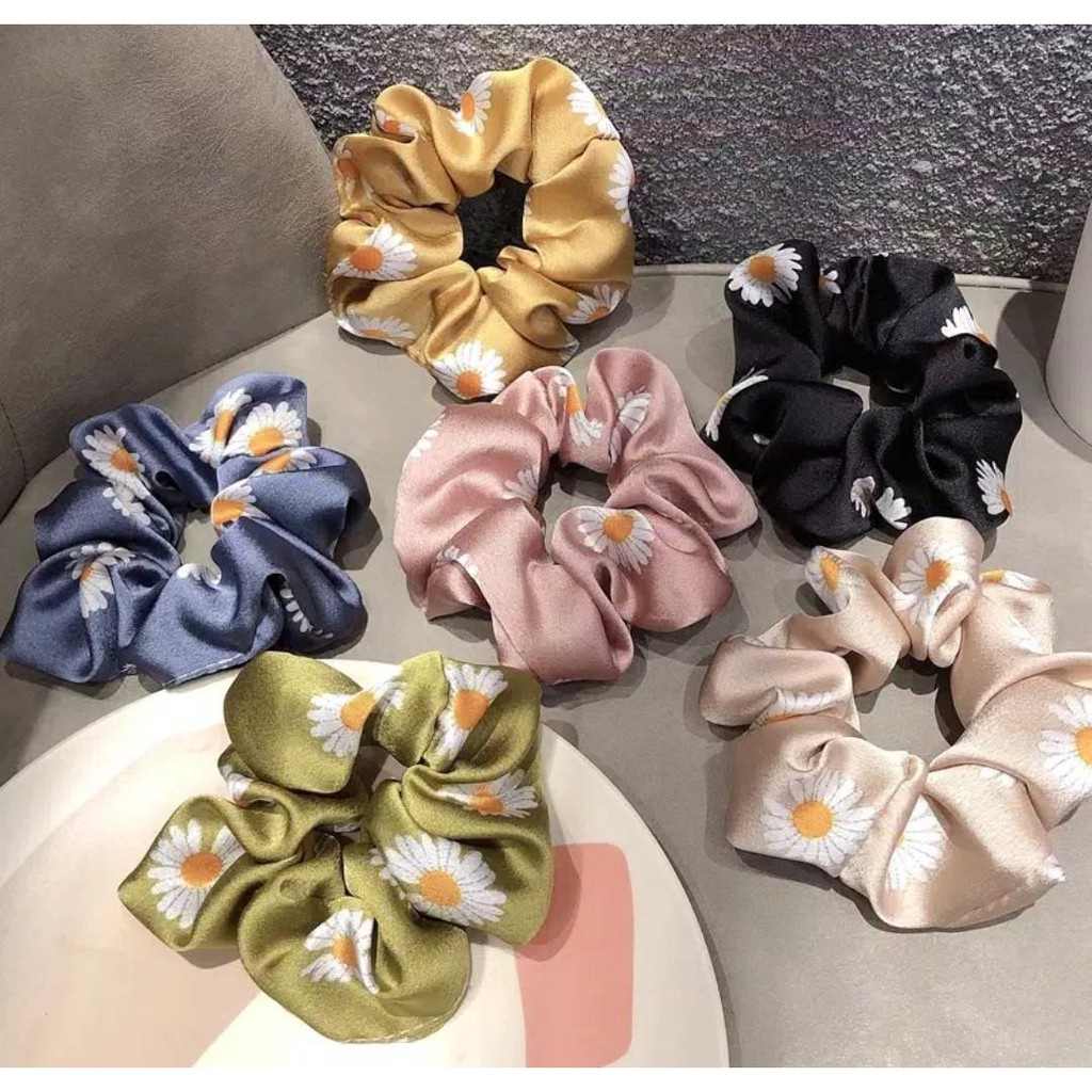 Scrunchie Satin Silk Korea / Ikat Rambut Korea Motif Bunga / Kunciran Rambut Scrunchie Bunga Daisy