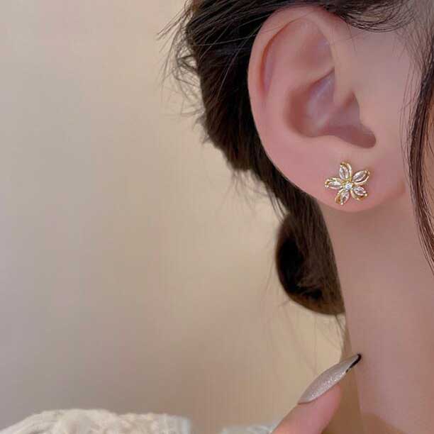 Anting Stud Desain Bunga Aksen Kristal Berlian Bahan S925 Silver Gold Gaya Korea Untuk Wanita