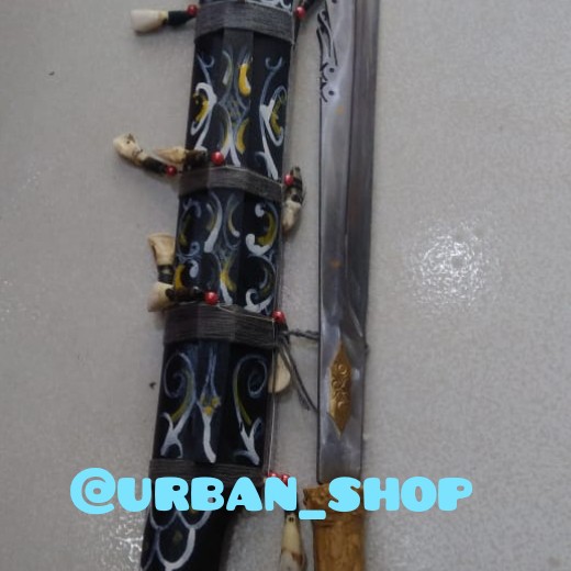 ALAT ATAU HIASAN MANDAU GIGI NAGA TIMBUL SENJATA ASLI DAYAK KALIMANTAN