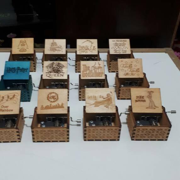 

♫ Kotak musik kayu vintage putar tangan ☟