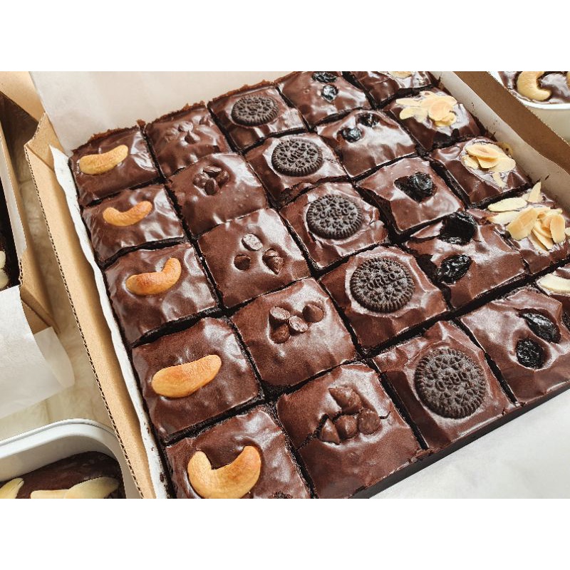 

Brownies Panggang Sekat ukuran Besar (20x20cm) 25pcs Mix Topping by Nastar Java