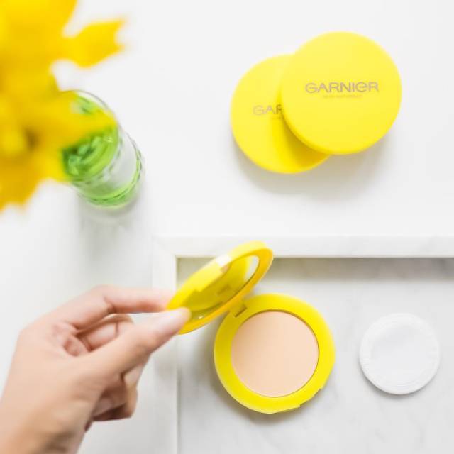 Garnier Light Complete Face Powder Two Way Cake - NATURAL IVORY / Bedak / UV Protection