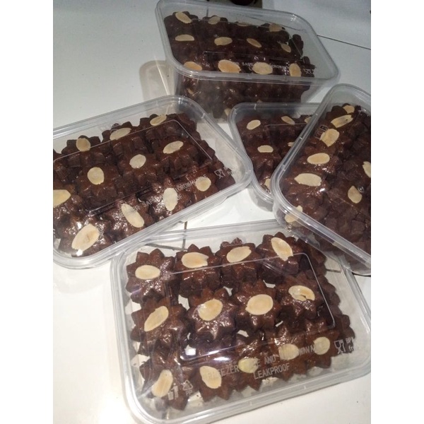 

kue coklat almon