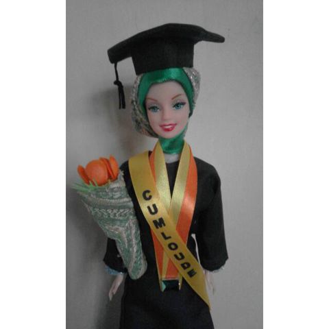 Barbie selempang Cumlaude