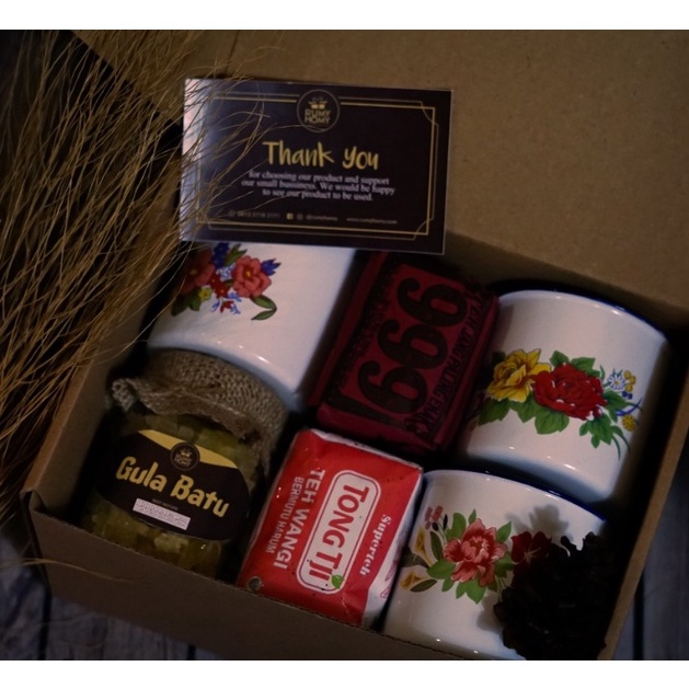 

HAMPERS TEH TUBRUK/KADO PERNIKAHAN/WEDDING/ANNIVERSARY/WISUDA/KADO ULTAH/HADIAH UNIK/KADO LUCU/GIFT CANTIK/SLEMAN/YOGYAKARTA/CANGKIR JADUL//Paket Mahiswara