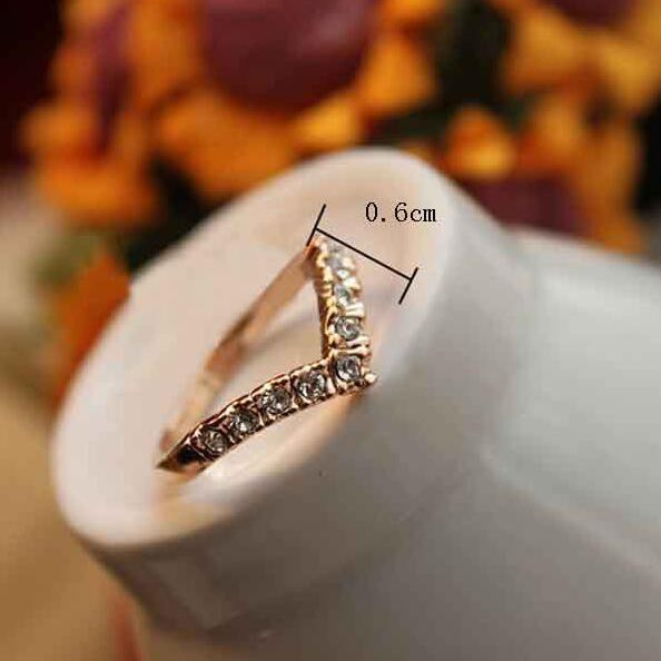 Dering Cincin wanita  V berbentuk unik desain berlian bertatahkan Cincin pertunangan