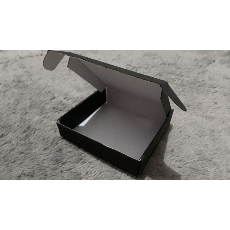 

Box Hijab Corrugated 15x15x4 Hitam POLOS