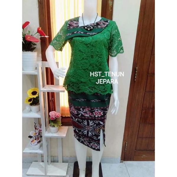 setelan etnik rok pendek dan atasan brokat