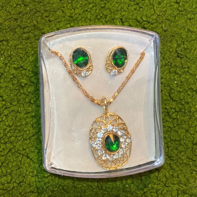 Perhiasan set anting dan kalung made in ARAB (bukan emas)