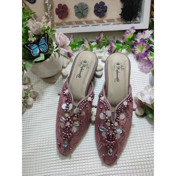 sepatu Ruby Mauve tinggi 5cm tahu bisa request wrna tinggi motif brukat tile sesuai stok yah ka sebelum membeli baca dahulu utk request warna bisa motif sesuai stok ya