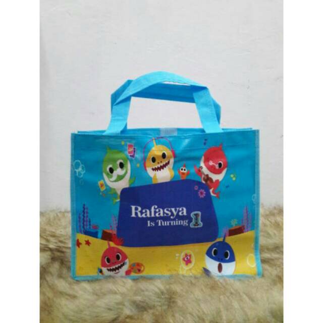 

Tas mika baby shark/ tas ultah custom/ ukuran 25*10*20 cm