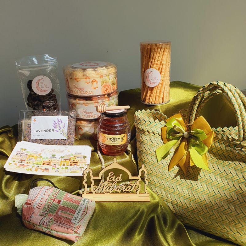 

Hampers Exclusive Lebaran Idul Fitri- FATHIYA vol 2 isi kue kering cookies KUKKi, cheese stick, kurma, madu, sajadah