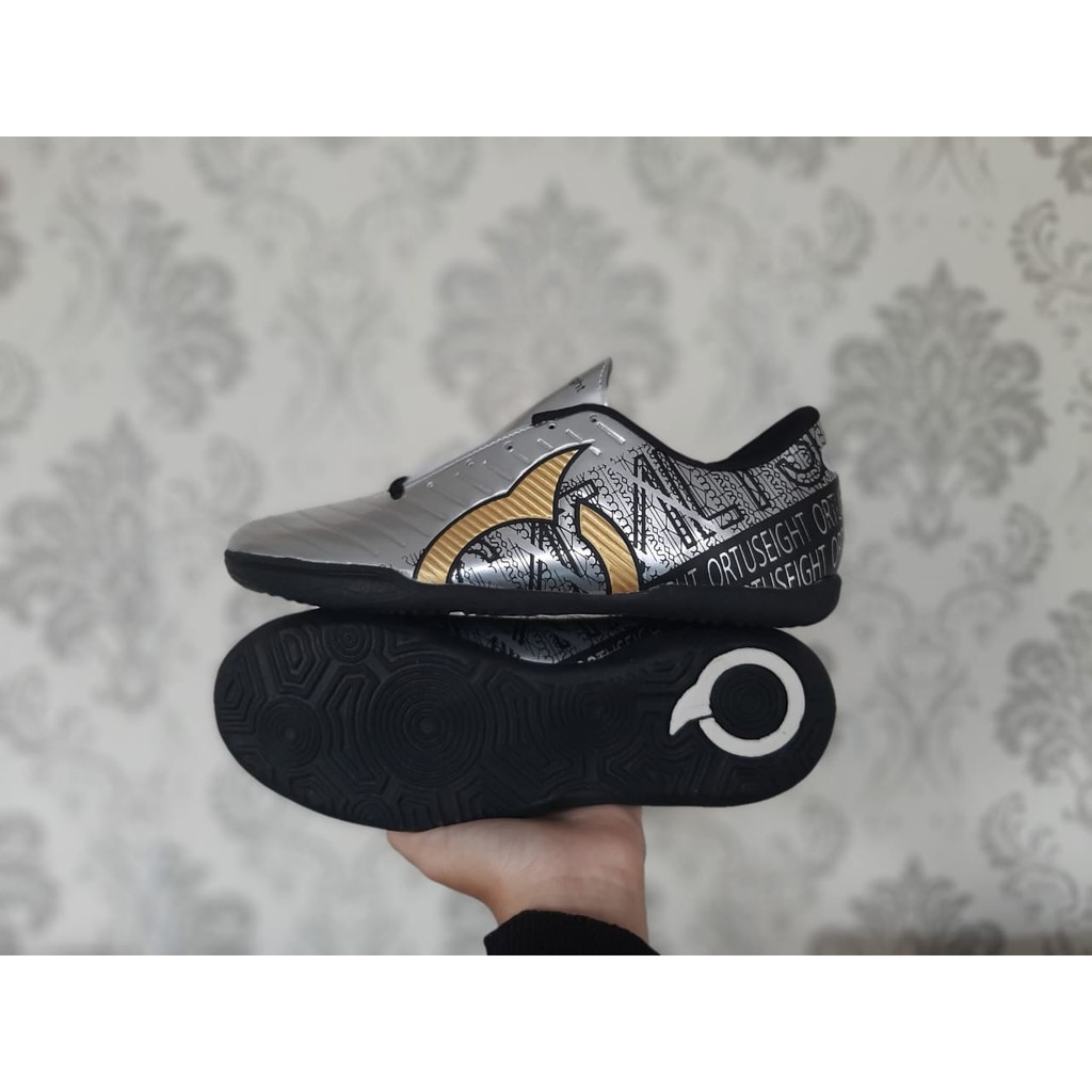 [TERLARIS ] SEPATU FUTSAL MURAH BERKWALITAS LANGSUNG DARI PRODUSEN ( 1kg =2paket) cod Serbamurahs-O SILVER