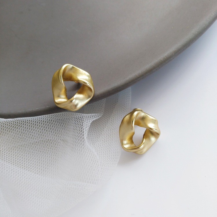 Anting Klip Bentuk Geometris Warna Emas Bahan Metal Untuk Wanita
