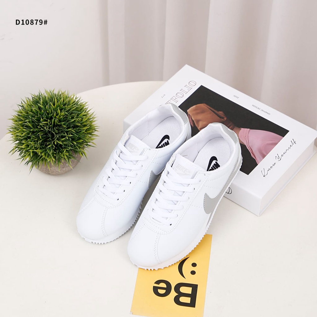 NK Classic Sneaker D10879