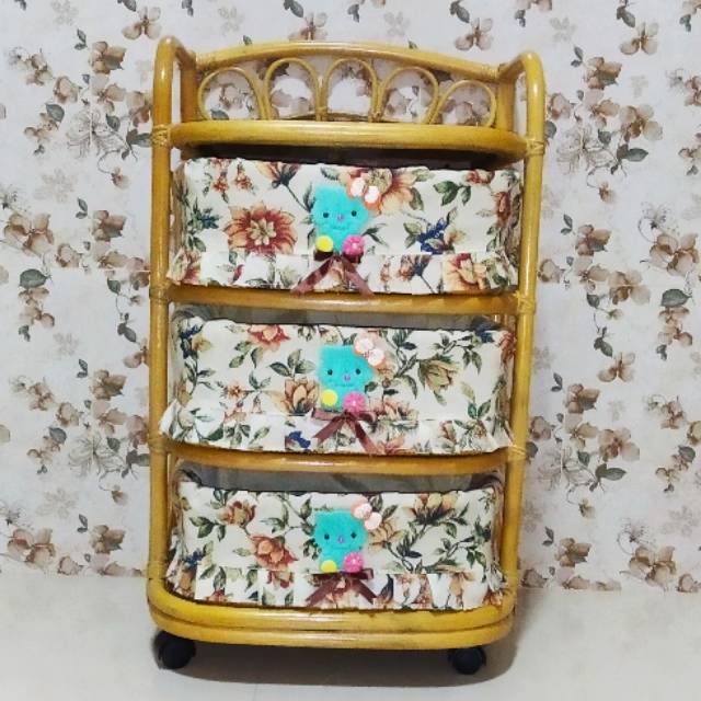 Rak rotan kabinet laundry susun 4 laci 3 kain pita Hello Kitty