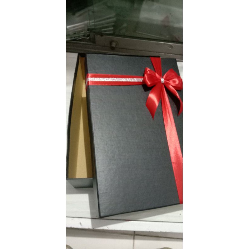 

Kotak kado besar / Gift box cover fancy paper classic ukuran 30 x 20 x 15 cm