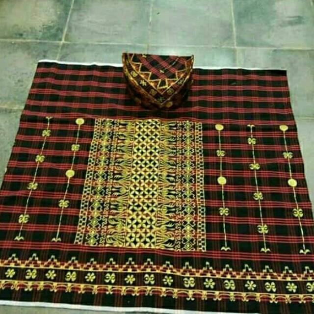 Kain sarung tumpal tapis lampung dan peci perahu