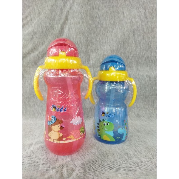 Botol Minum Bayi Menggunakan Sedotan Anti Tumpah