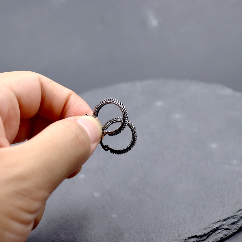 Anting Bentuk Lingkaran Warna Hitam Bahan Tembaga Anti Alergi Gaya Retro Untuk Pria Dan Wanita