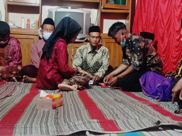 Batik Couple Kebaya Set Salsabila Series Tunangan Lamaran Wisuda Kondangan Kekinian 2021