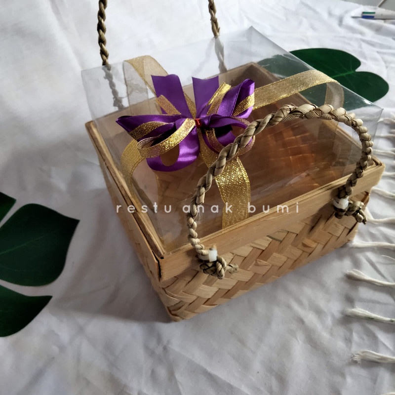 

kotak hantaran Besek Bingkisan 22x22 pita kelilig emas bunga pita biru dobel emas /hantaran/nikahan/seserahan/hampers/bingkisan/wedding/hadiah/giftbox/keranjang/wadah makanan/gift/sembako/roti/cake/nasi/catering/nasi box/food/lamaran/tradisi/craft