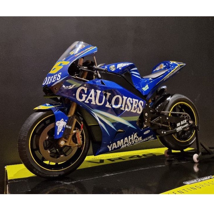 Minichamps Rossi. 1:4. World Champion Philip Island 2004.Yamaha Gauloises. LE. 999pcs.