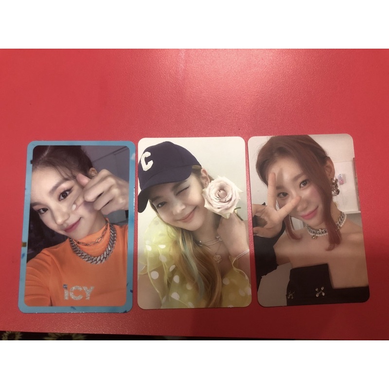 Photocard itzy yeji lia chaeryeong official, yeji icy love sign lia chaeryeong crazy in love