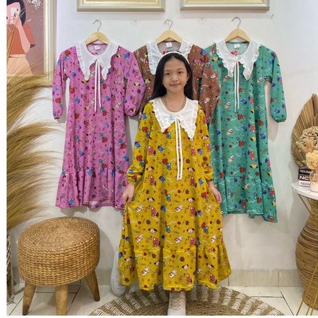 Gamis anak perempuan model kerah ruffle motif BT21 bahan voxy merk latin (8-10 tahun)