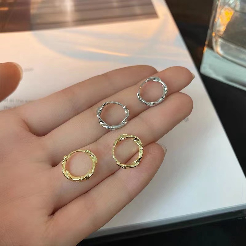 Anting Tusuk Asimetris Model Twisted Gaya Korea Untuk Wanita