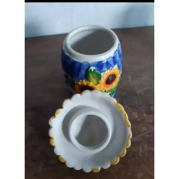 guci antik bentuk bunga